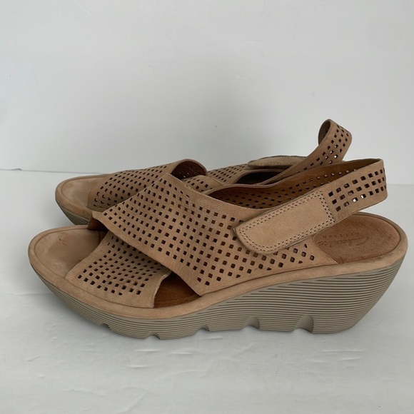 Clarks Artisan Women’s Reedly Variel Nubuck Wedge Sandals Sand 9 - Picture 1 of 6